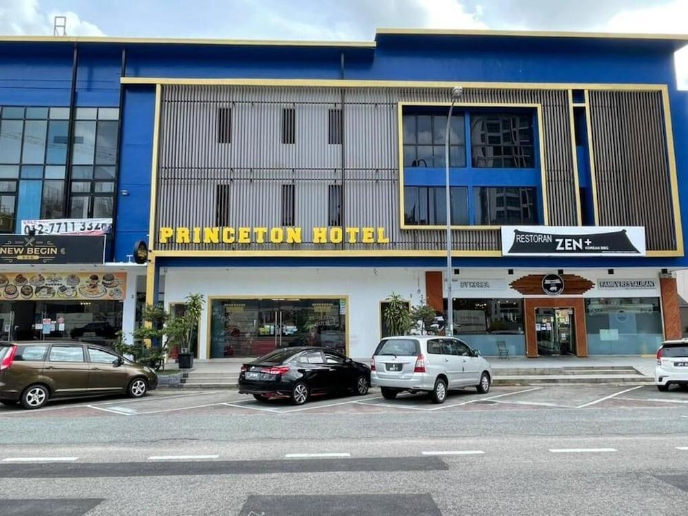 Hotel Zamburger Bukit Indah Джохор-Бару Екстер'єр фото