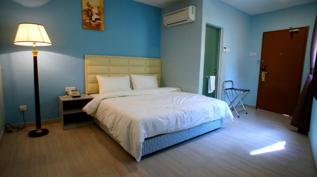 Hotel Zamburger Bukit Indah Джохор-Бару Номер фото
